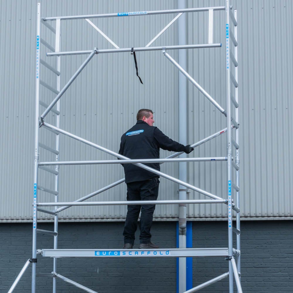 Rolsteiger Basic 90x190 10,2m werkhoogte tegen de gevel