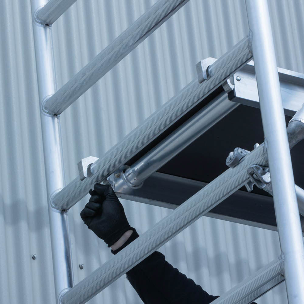 Rolsteiger Basic 75x250 9,2m werkhoogte carbon vloer tegen de gevel