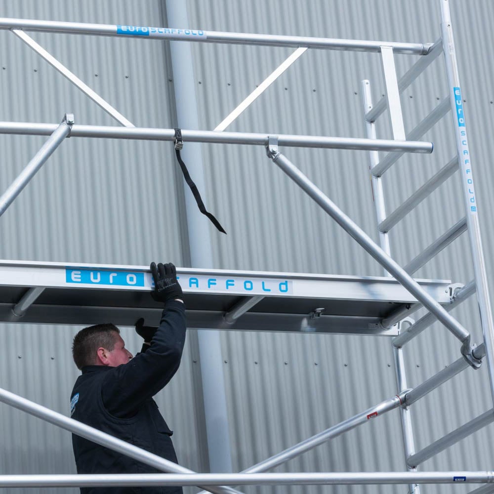 Rolsteiger Basic 135x305 6,2m werkhoogte carbon vloer tegen de gevel