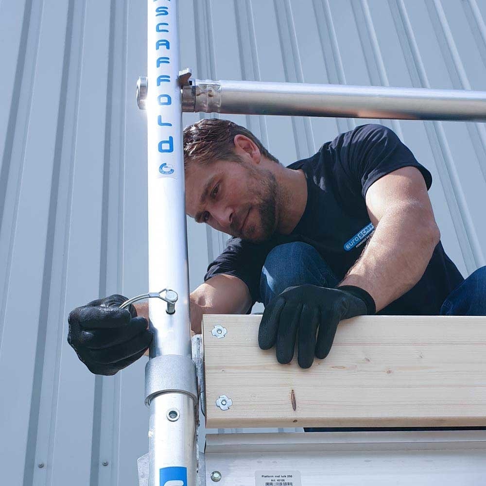 Rolsteiger Basic 90x250 8,2m werkhoogte carbon vloer tegen de gevel