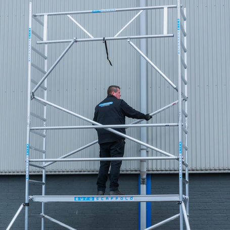 Rolsteiger Basic 135x250 10,2m werkhoogte tegen de gevel