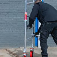 Rolsteiger Basic 135x190 8,2m werkhoogte carbon vloer tegen de gevel