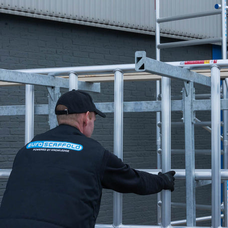 Rolsteiger Basic 135x190 6,2m werkhoogte carbon vloer tegen de gevel