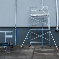 Rolsteiger Basic 135x250 10,2m werkhoogte carbon vloer tegen de gevel