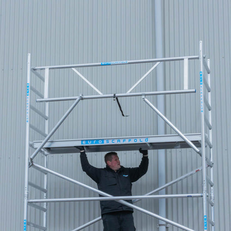 Rolsteiger Basic 135x250 10,2m werkhoogte tegen de gevel