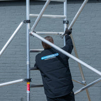 Rolsteiger Basic 135x190 12,2m werkhoogte carbon vloer tegen de gevel
