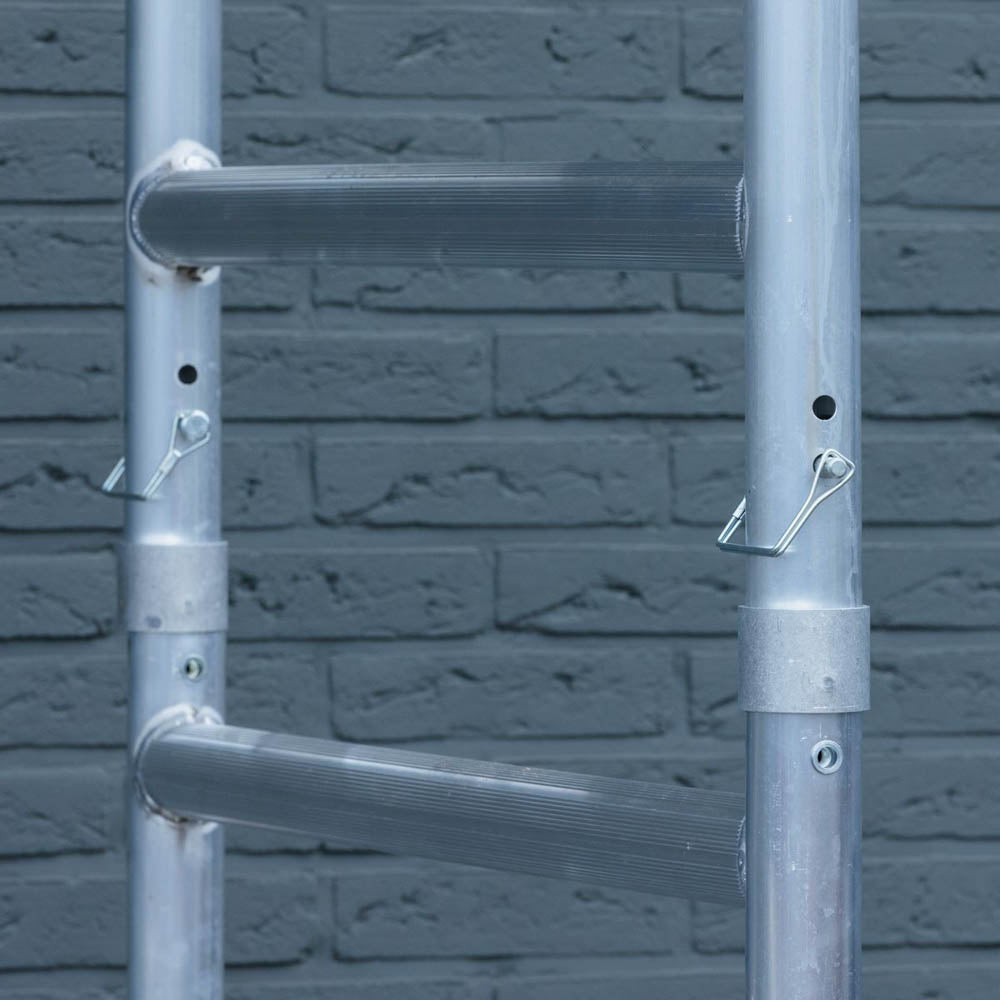 Rolsteiger Basic 75x250 8,2m werkhoogte carbon vloer tegen de gevel